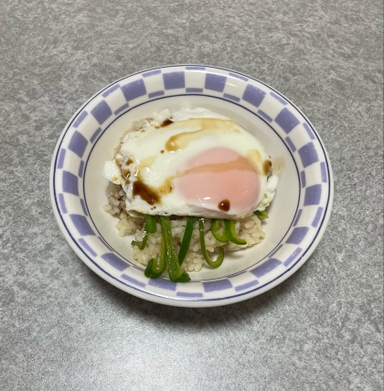 千切りピーマンのせた目玉焼き丼