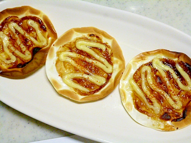 簡単♪おつまみ♪餃子の皮で♪味噌だれとマヨのピザ