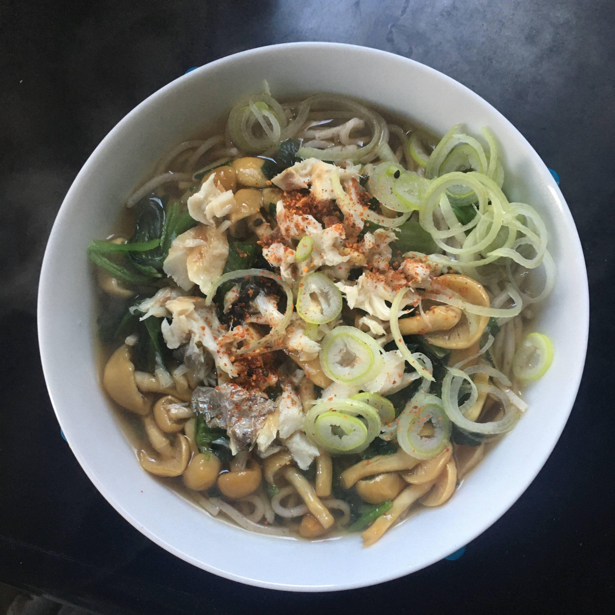 鯖、なめこ、ほうれん草のかけ蕎麦