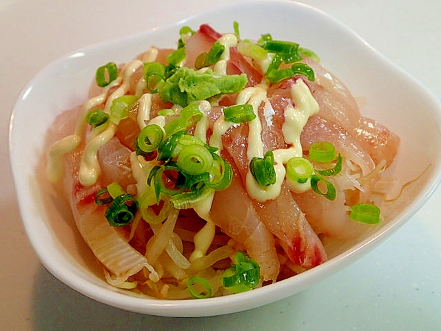 茹でもやしと鯛刺身の丼