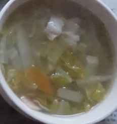 レンコン、白菜、リーキのコンソメスープ