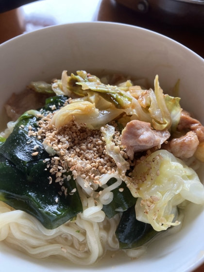 簡単⭐辛ラーメンに野菜とお肉のトッピング