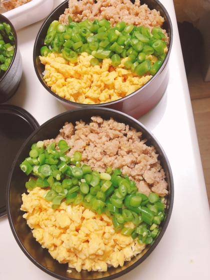 ♡挽肉と卵と絹さやで鮮やか♪お弁当にも簡単三食丼♡