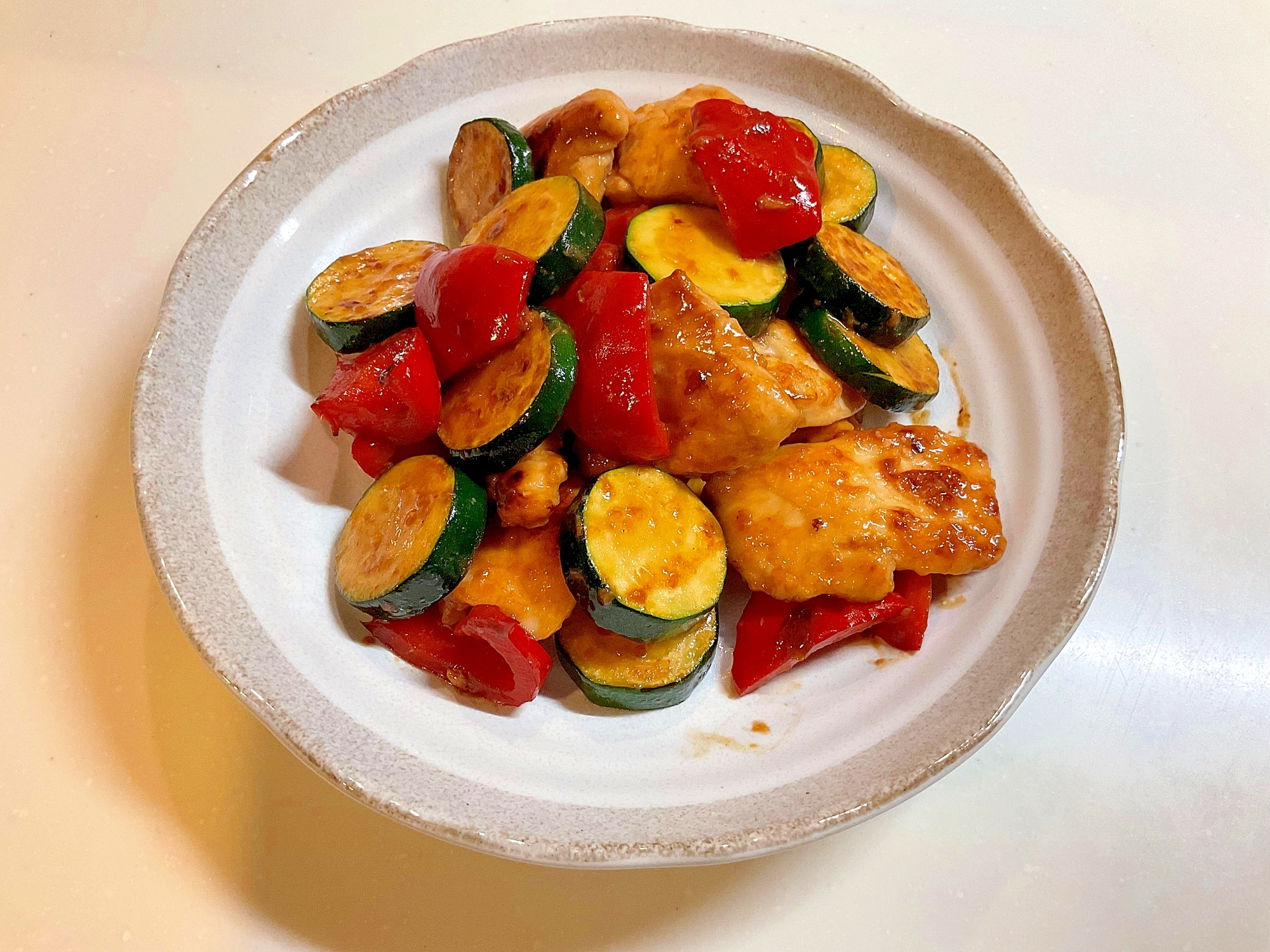 パプリカとズッキーニと鶏胸肉の塩麹炒め！
