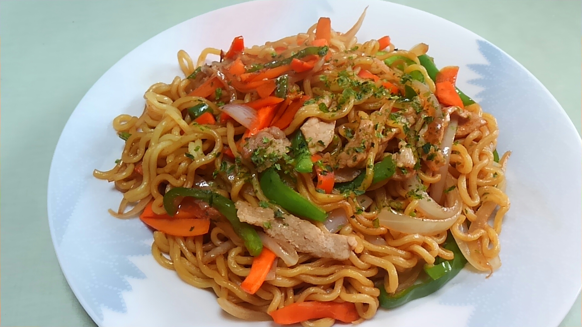 豚肉と人参とピーマンと玉ねぎの焼きそば＊