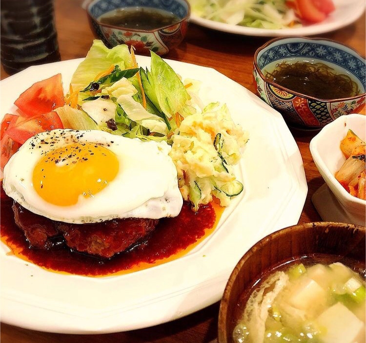 ハンバーグの目玉焼きのせ