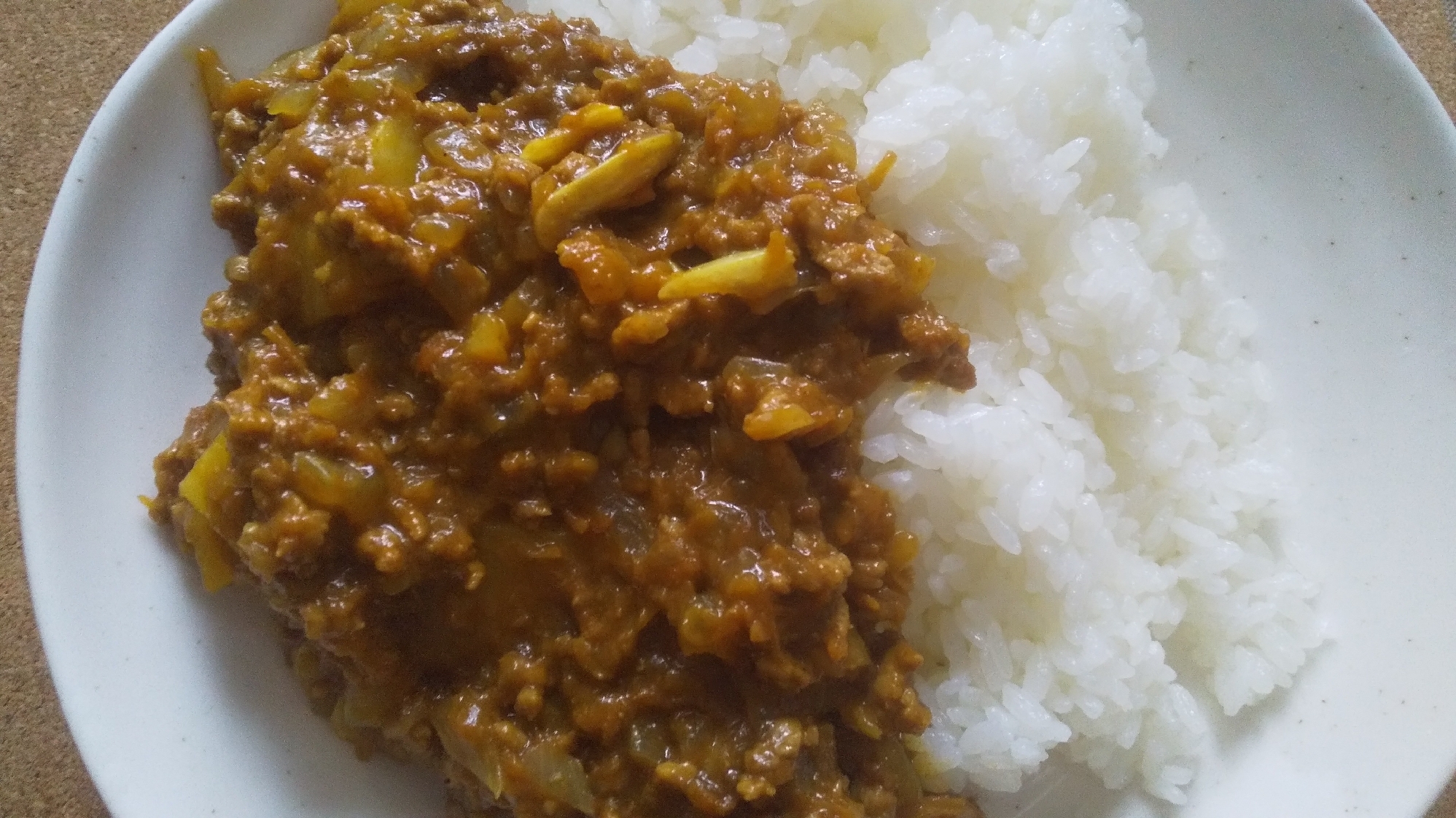 じゃがいもとすりおろしニンジン入りキーマカレー