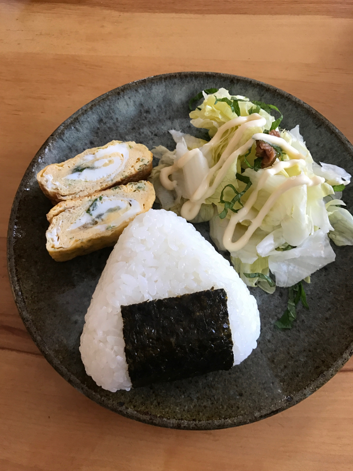 海苔巻きおむすびと卵焼きの朝ごはん