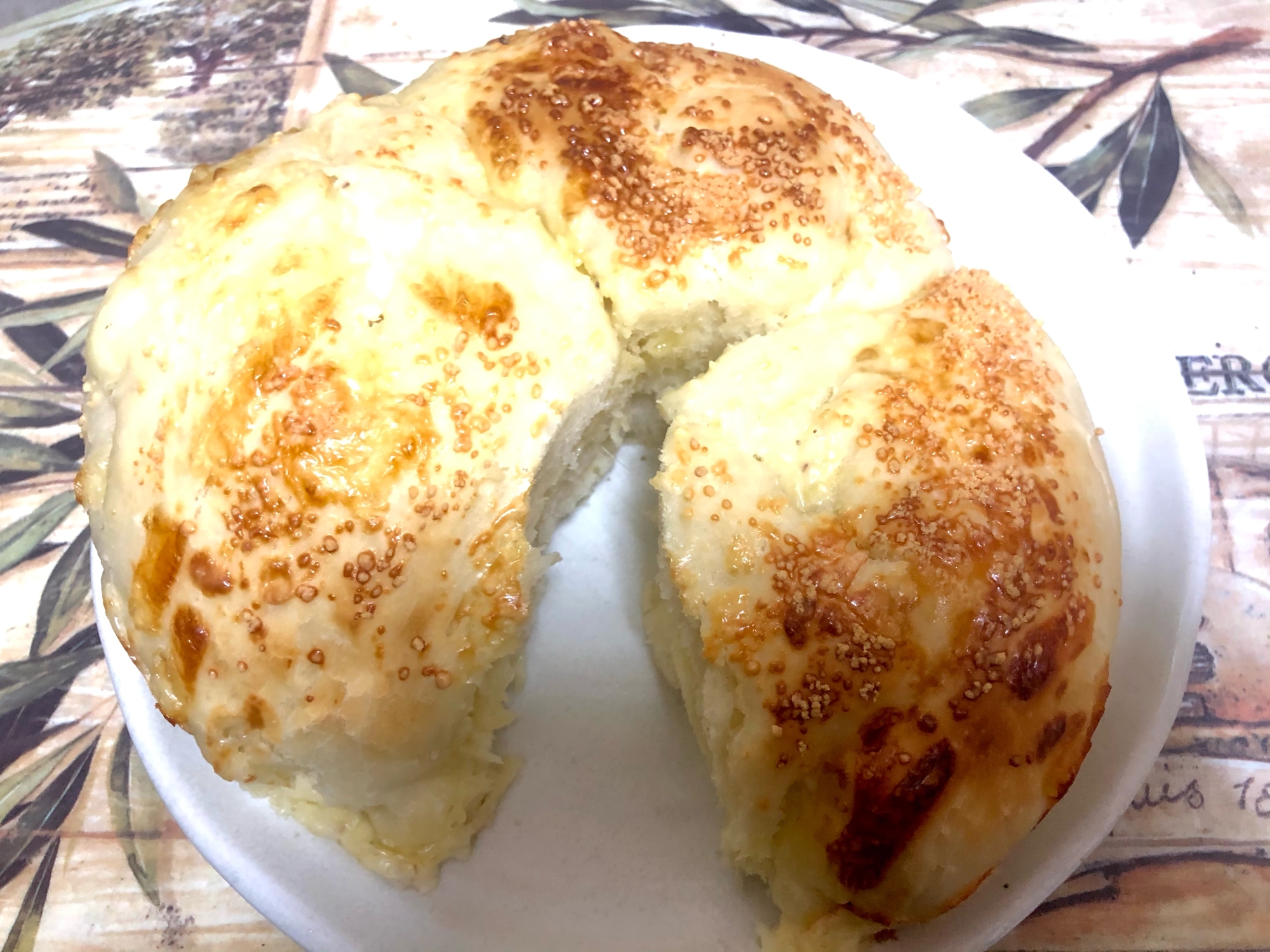 アーモンドチーズの惣菜パン