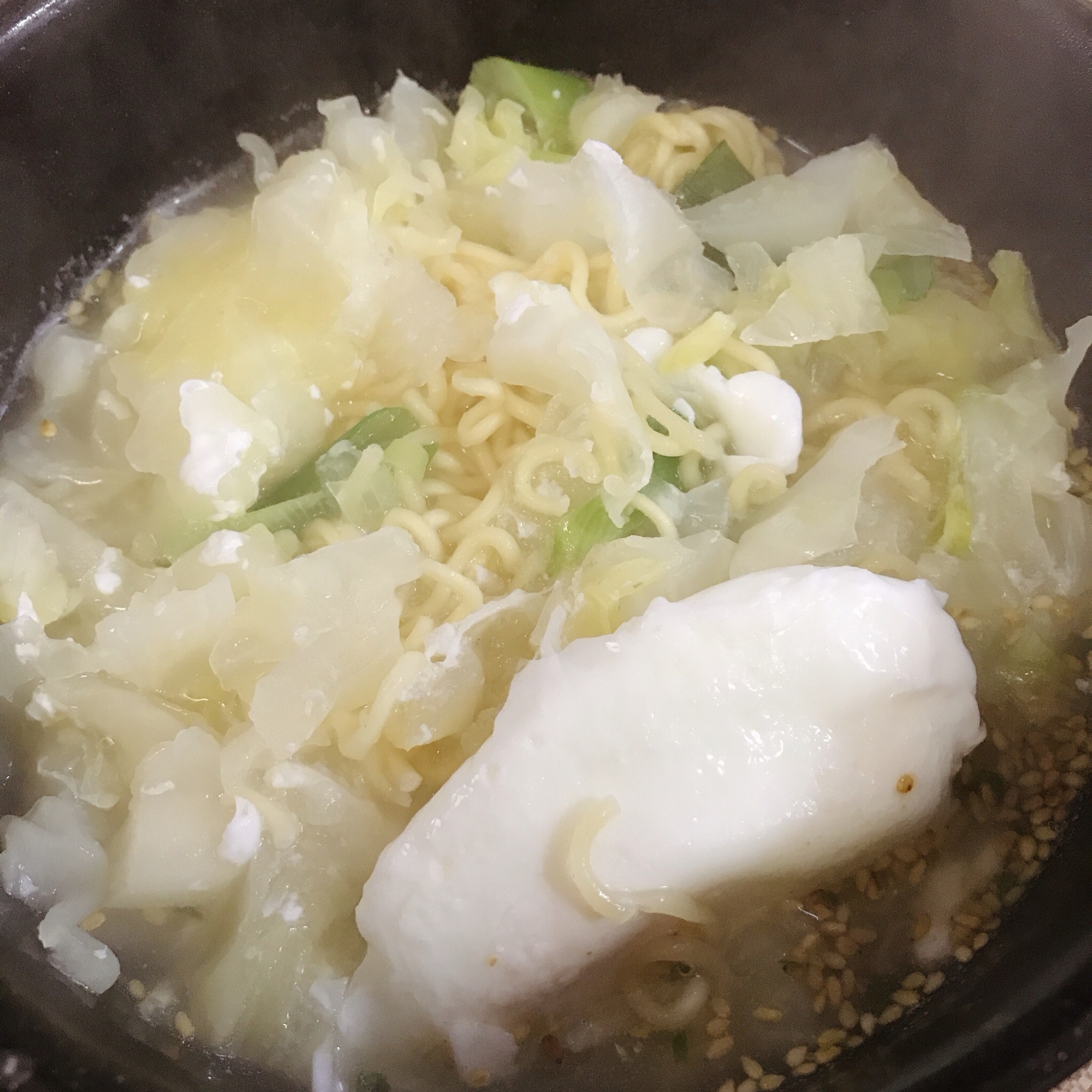 キャベツたっぷり！温玉入り塩ラーメン