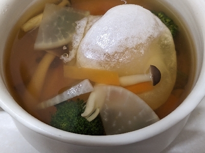 おもち入りスープ♪とてもおいしかったです♪緑のものはブロッコリーで代用しました。息子がおもちとスープをおいしそうに食べてました^⁠_⁠^