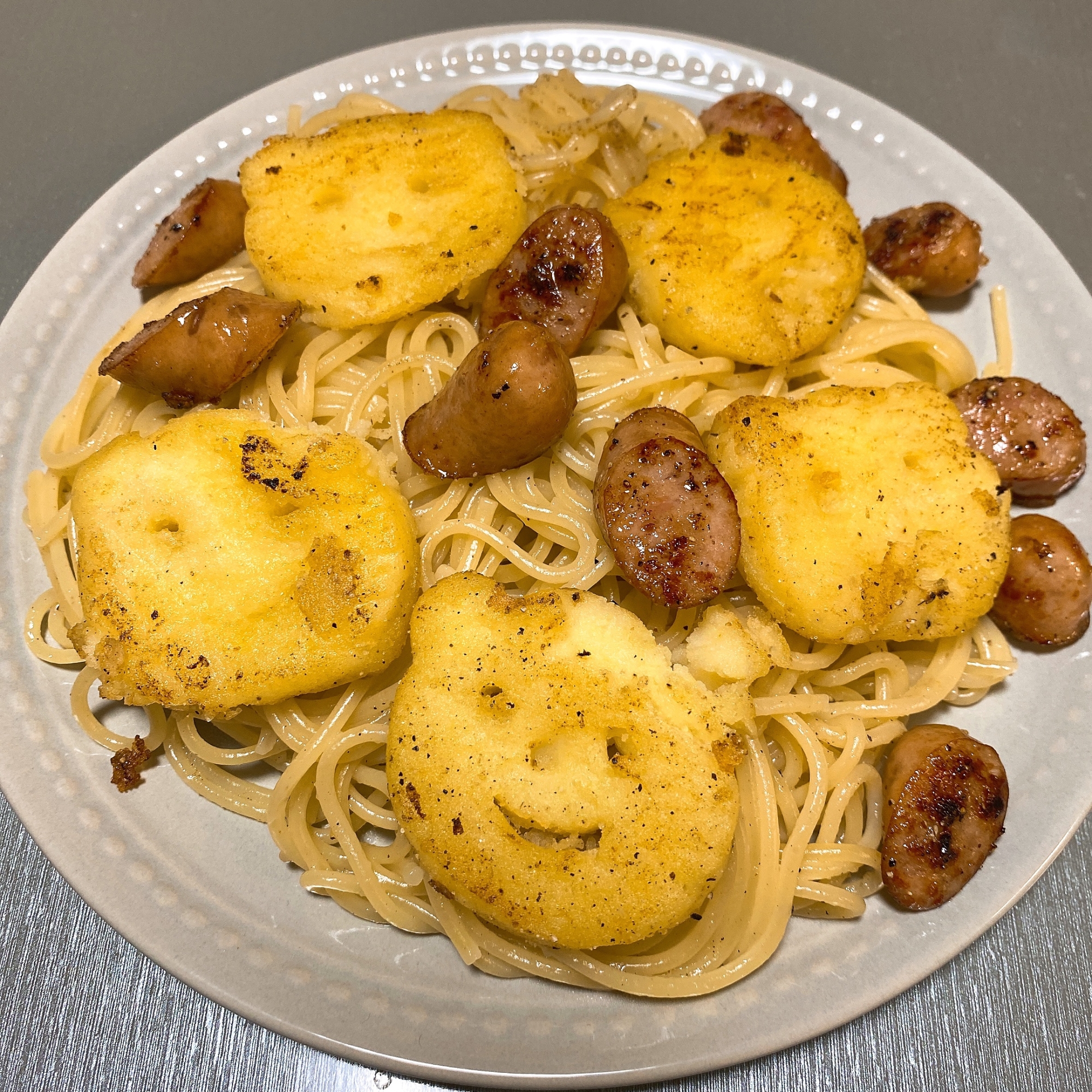 簡単☆冷凍ポテトとソーセージのパスタ