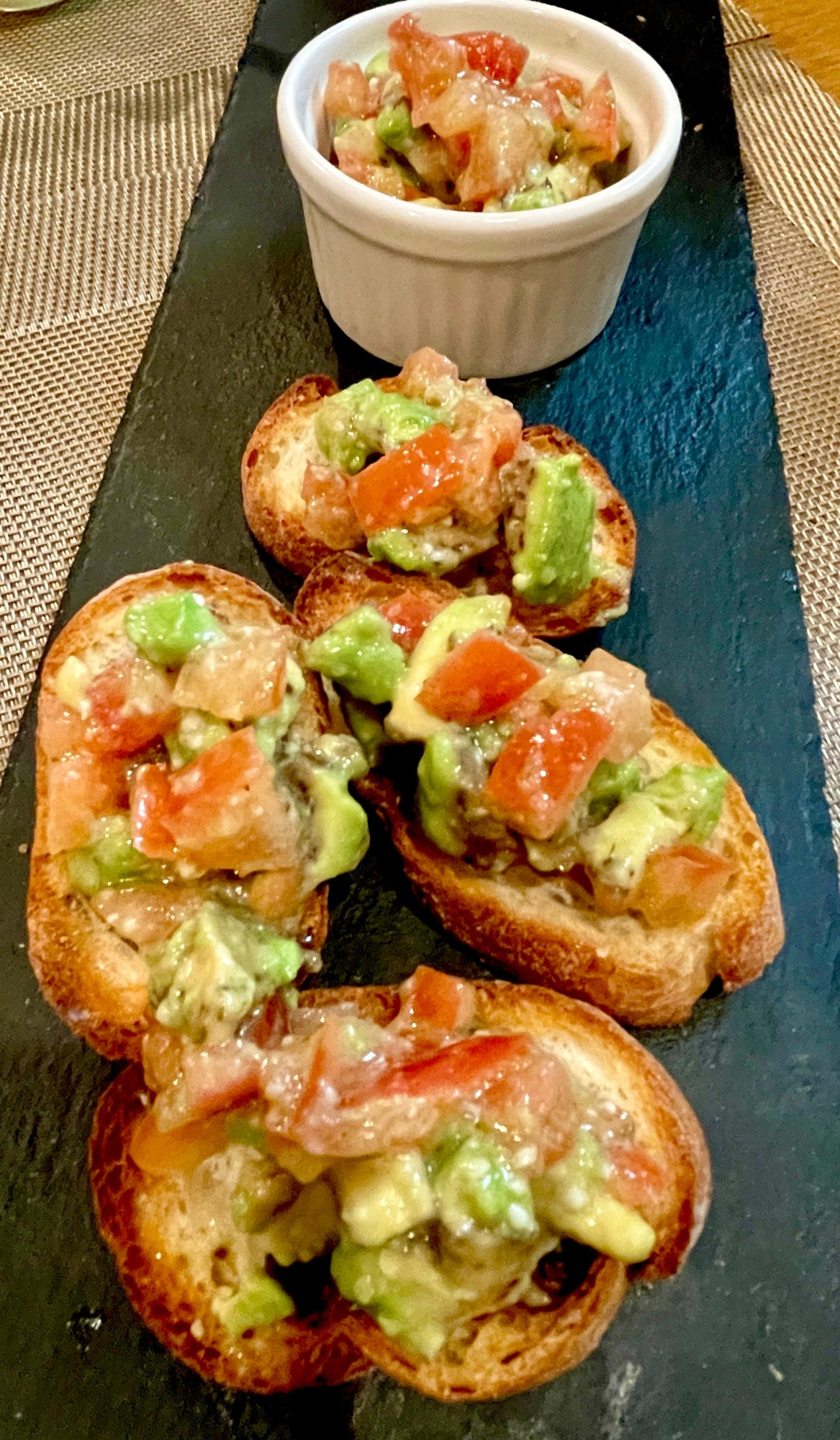 塩麹でおいしさUP♡トマトとアボカドのブルスケッタ