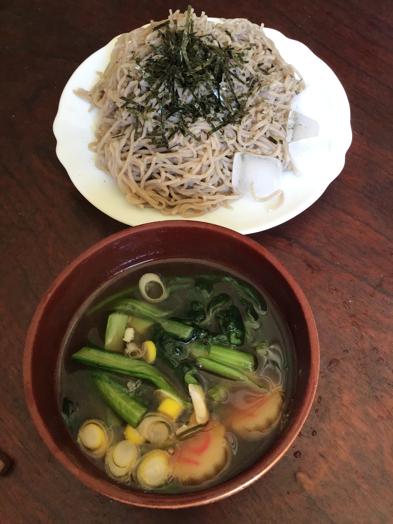 鳴門と小松菜の盛り蕎麦。