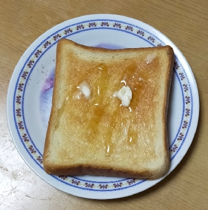 バターをタップリつけてみました。
甘じょっぱくて美味しかったです(◍•ᴗ•◍)