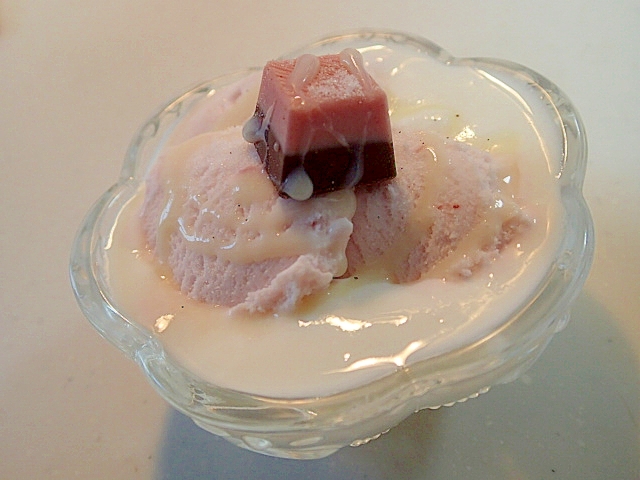 苺アイスと苺チョコのミルキーバニラヨーグルト