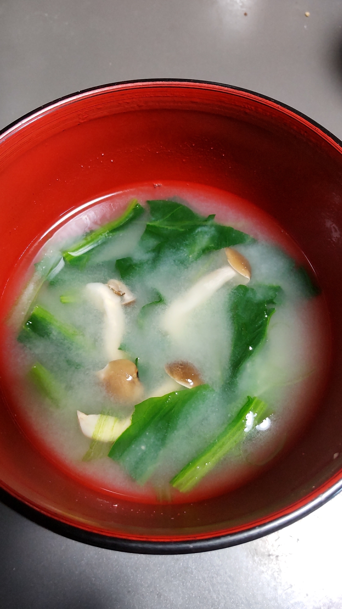 ほうれん草としめじの味噌汁