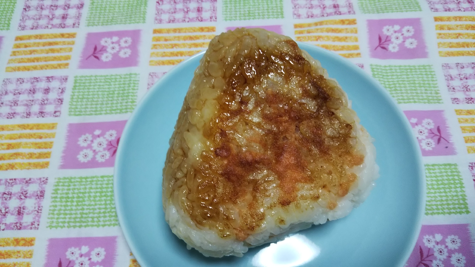 カマンベール入りチーズと鮭フレークの焼きおにぎり☆