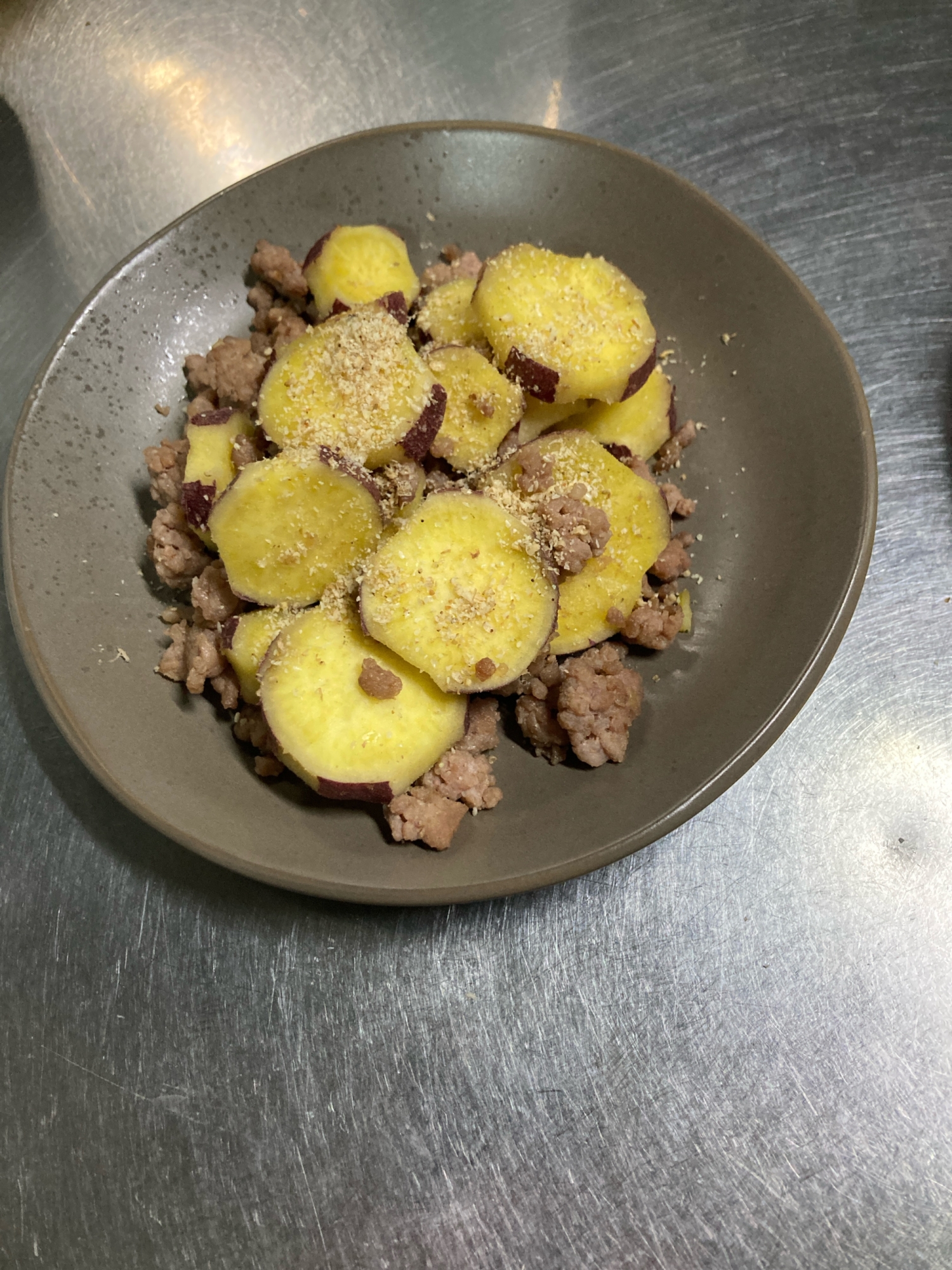 さつまいもと豚ひき肉の炒め物