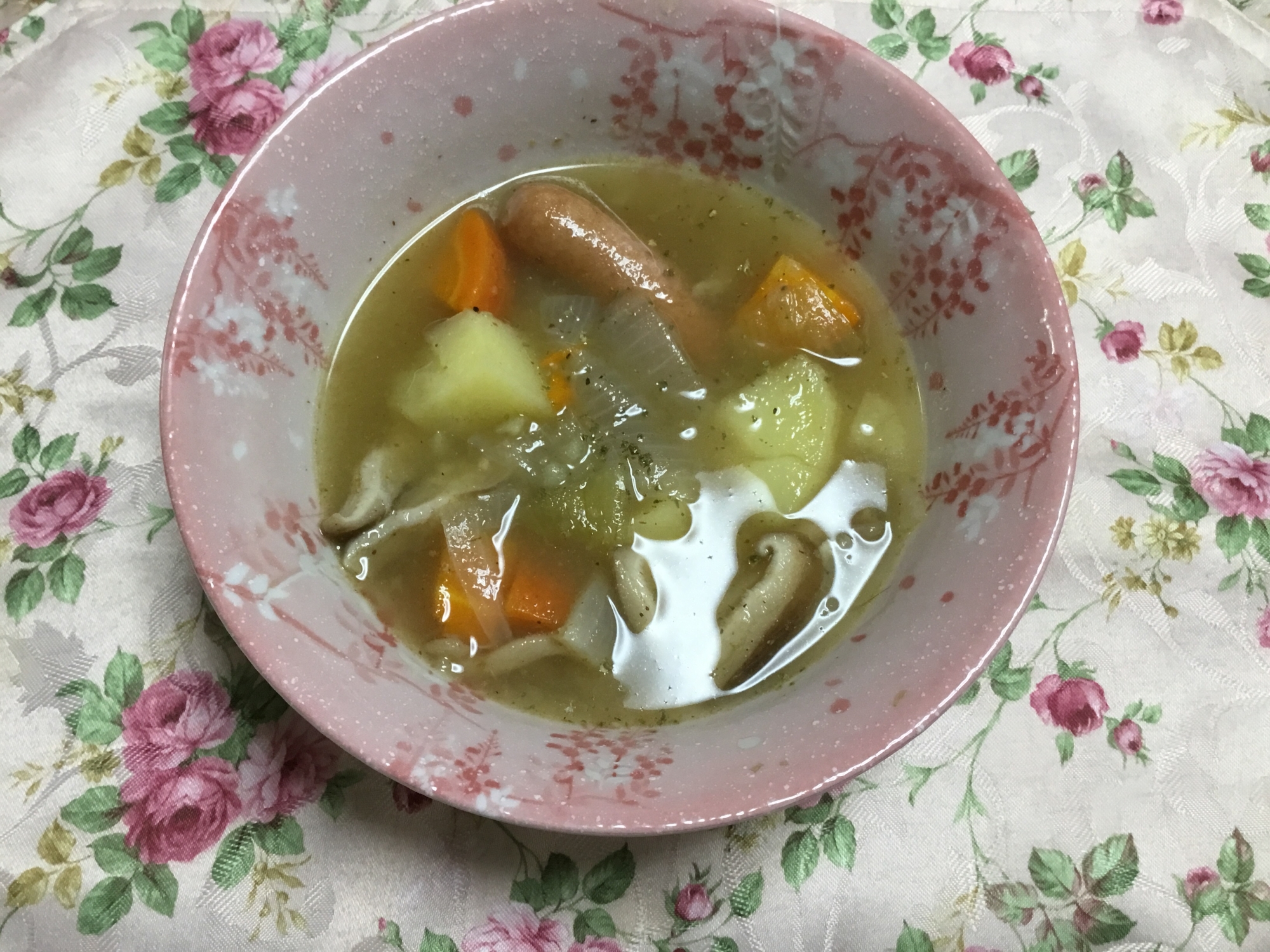 じゃがいも、玉ねぎ、にんじんの野菜たっぷりポトフ