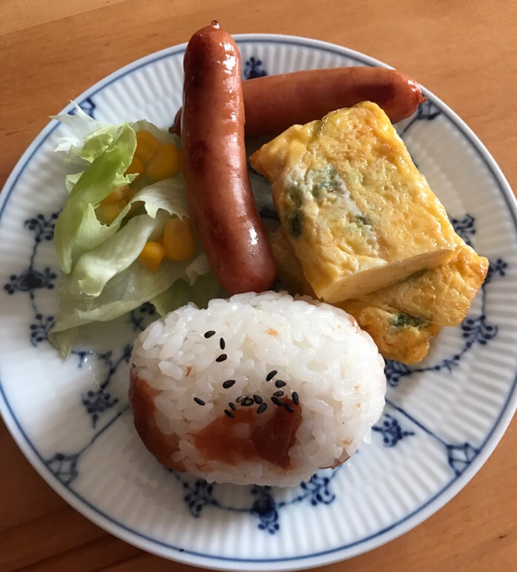 梅おむすびと卵焼きの朝ごはんプレート