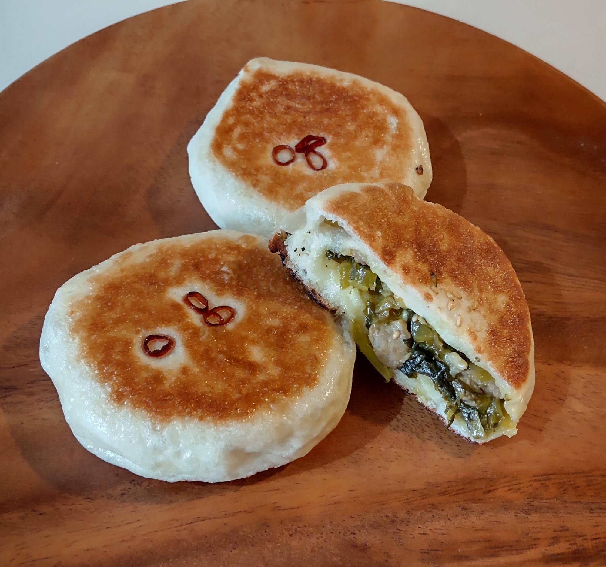 フライパンで焼ける✨ピリ辛高菜と豚肉のおやき風パン