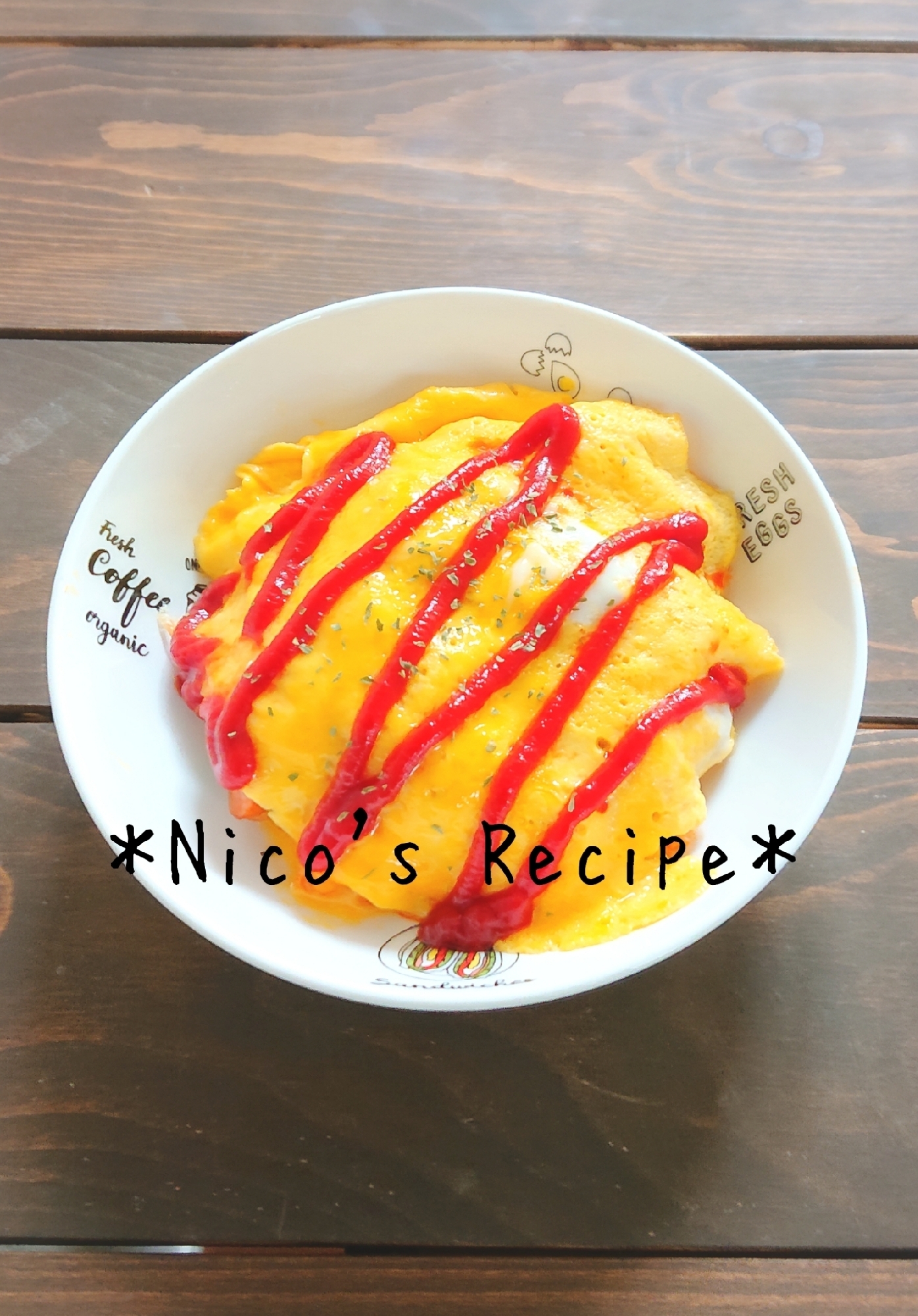 白いお皿に盛り付けられたオムライス