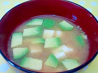 豆腐とアボカドの味噌汁