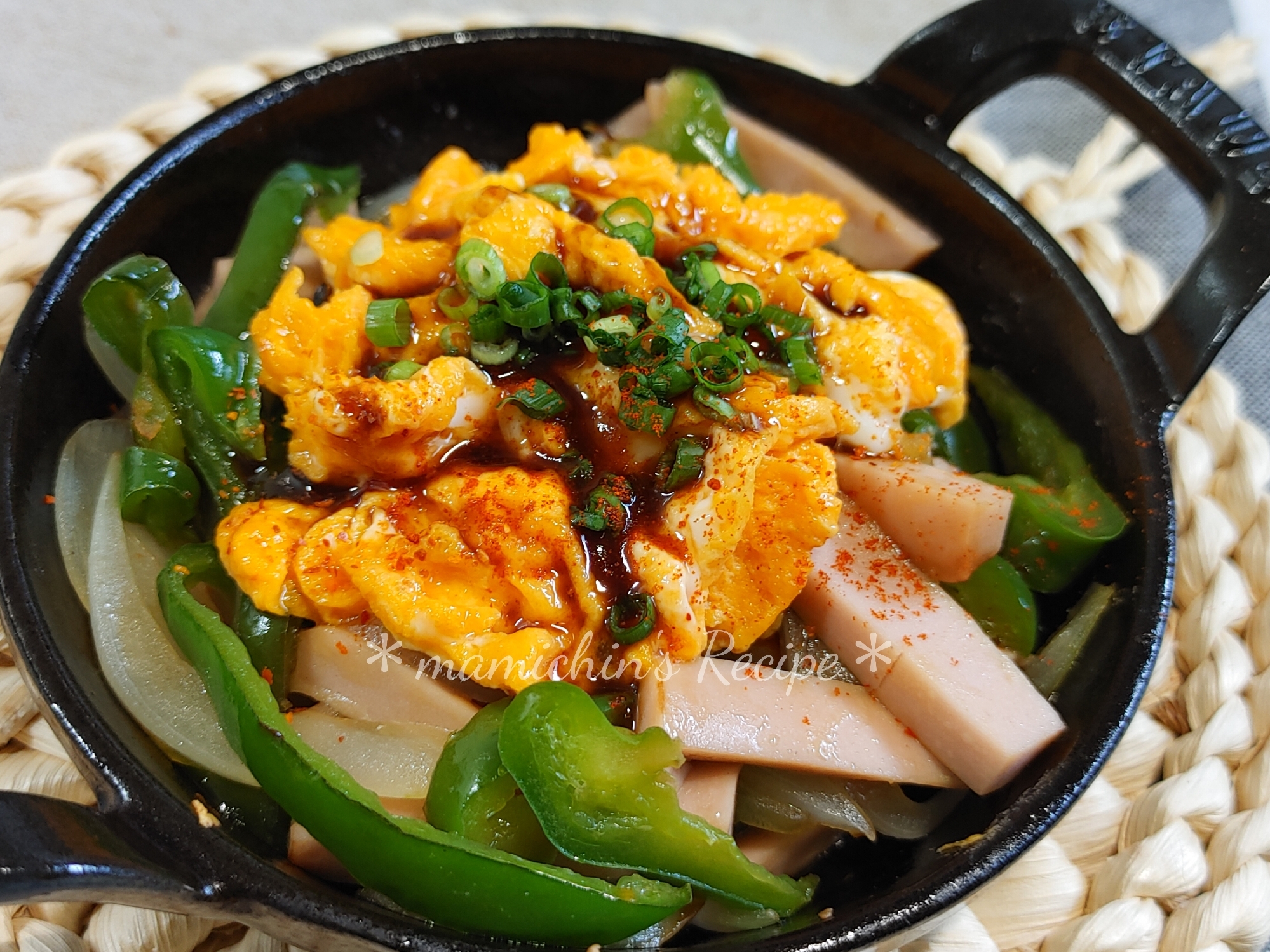 ストウブ12㌢〜魚肉ソーセージ＊ピーマンONたまご