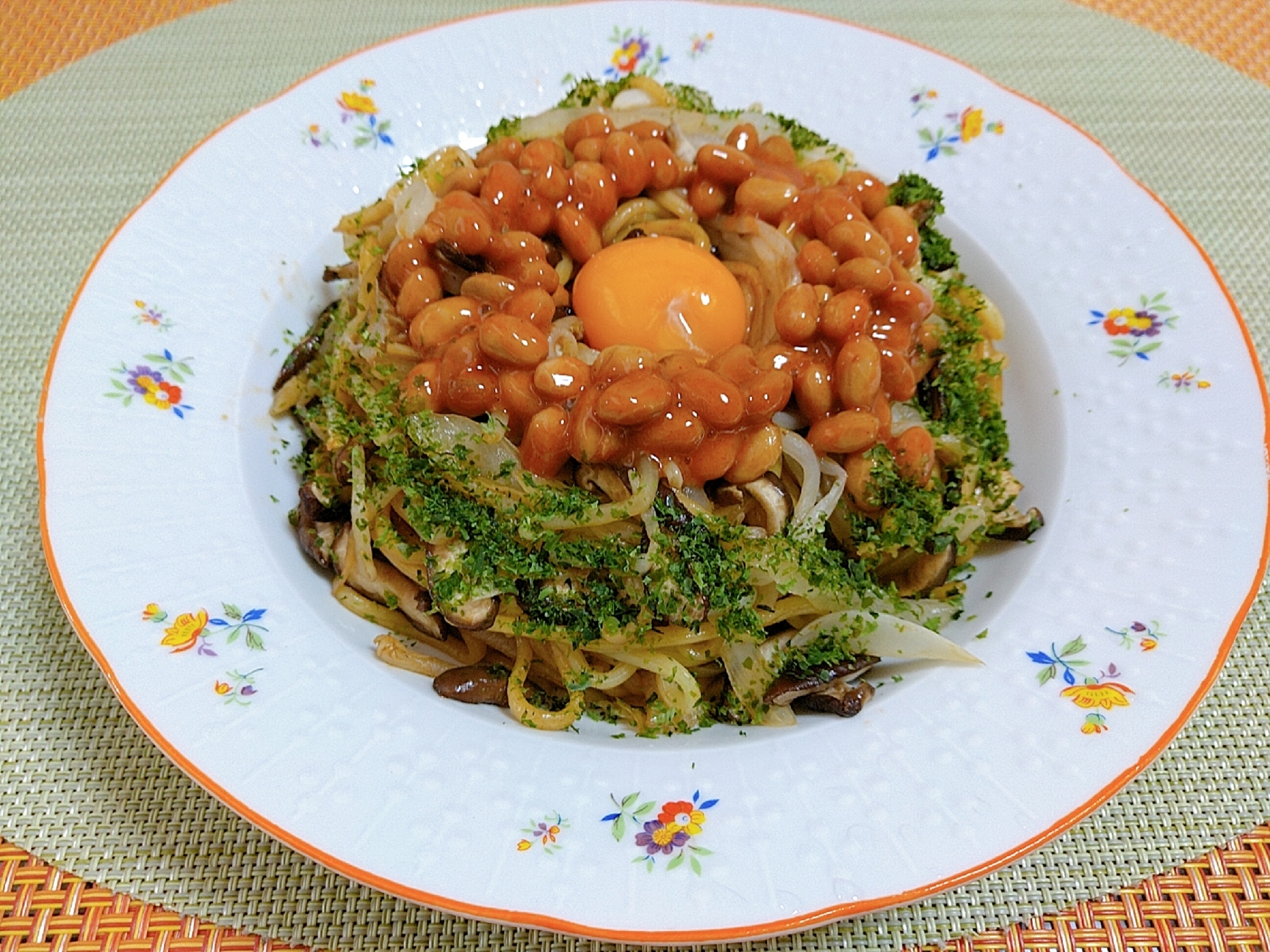 卵黄と納豆、青のりをトッピングした焼きそば