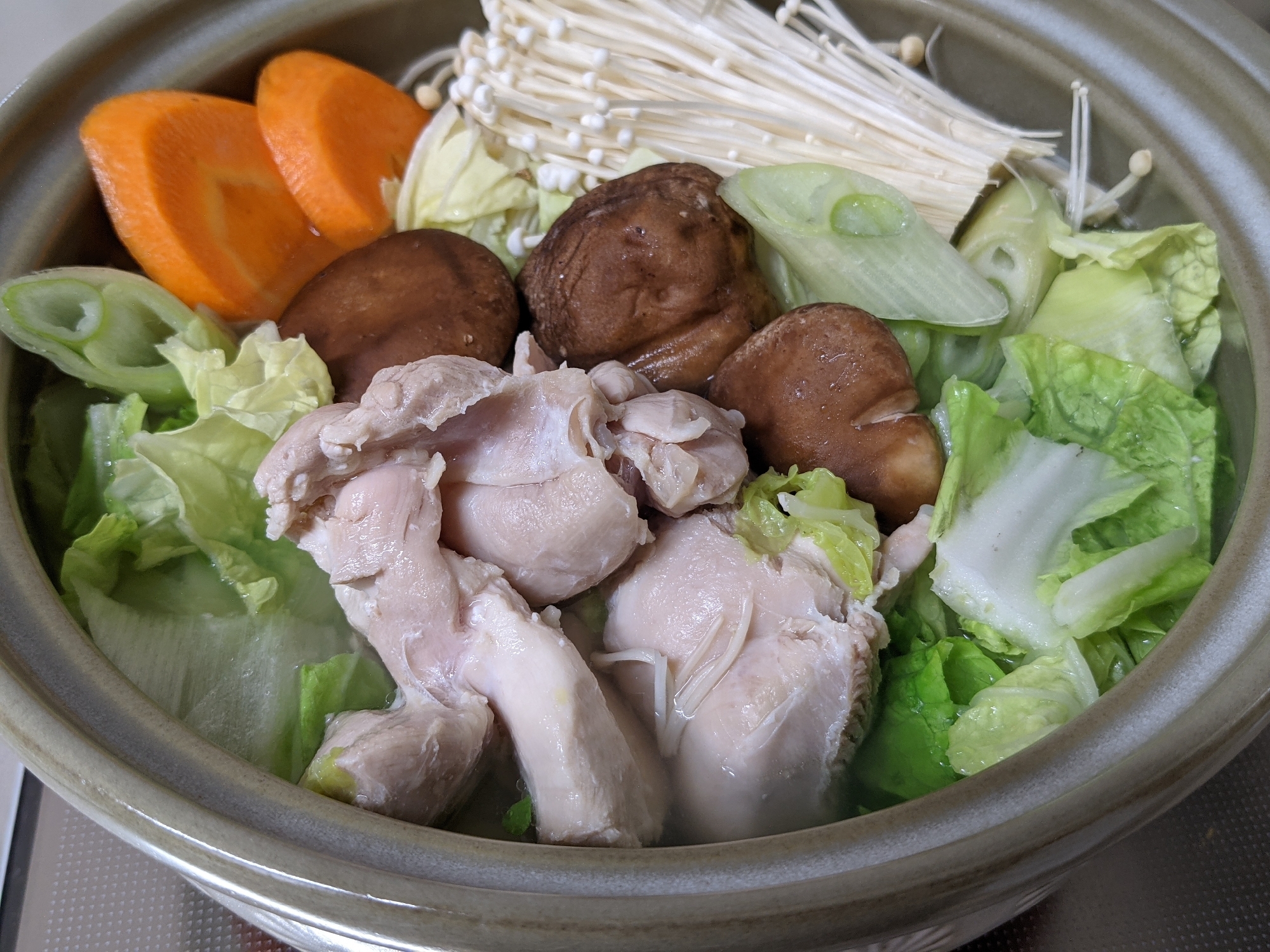 鶏もも肉まるごと使った水炊き◇西のまるごと鍋