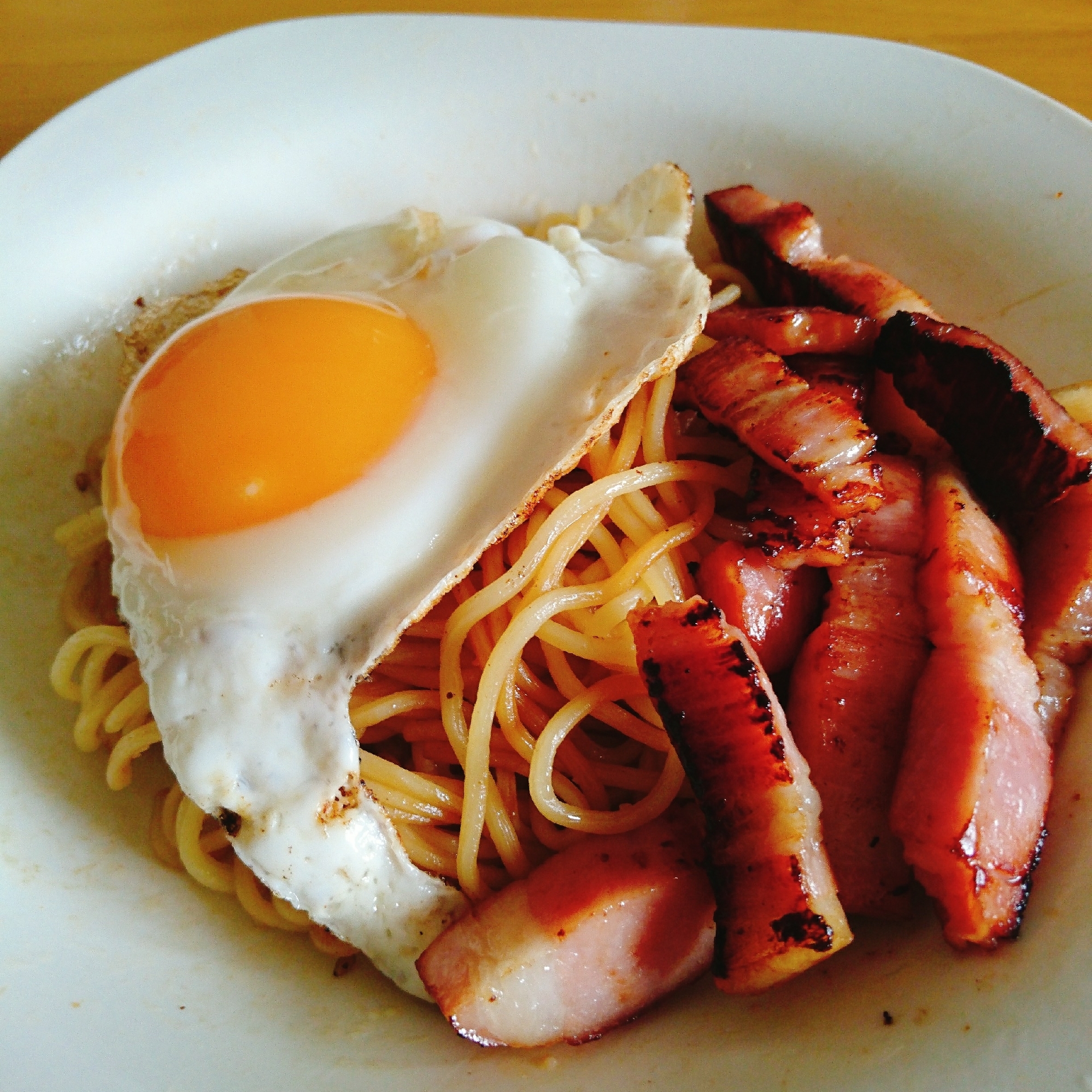 厚切りベーコンと目玉焼きの簡単混ぜそば