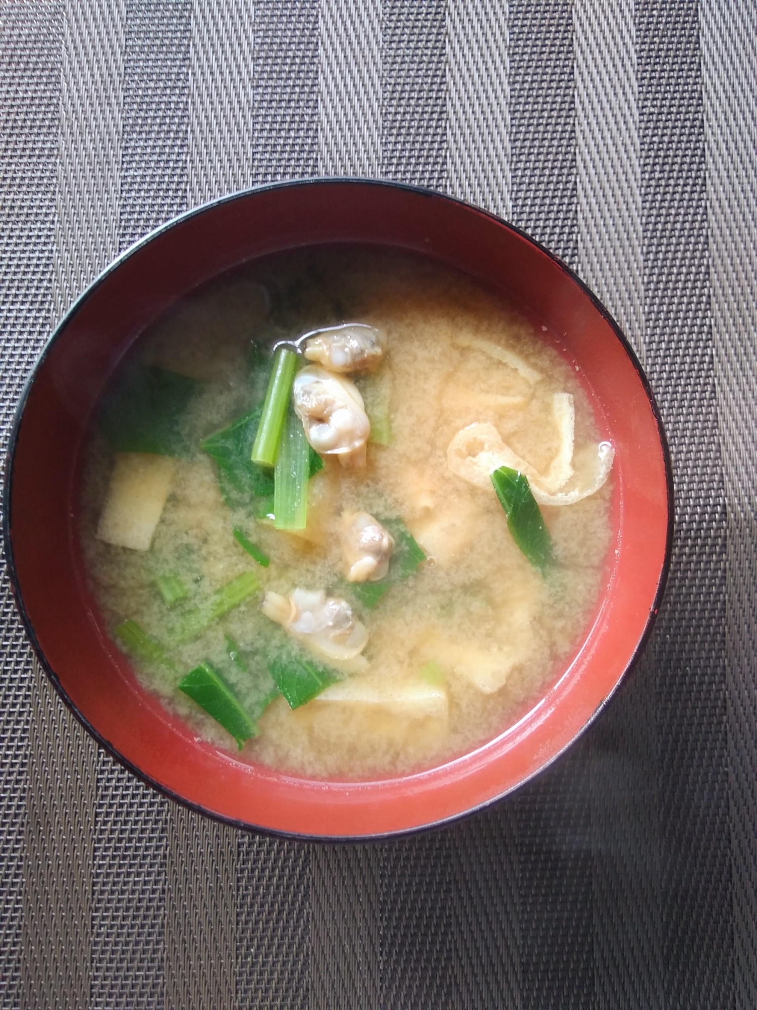 あさりと小松菜と油揚げの味噌汁