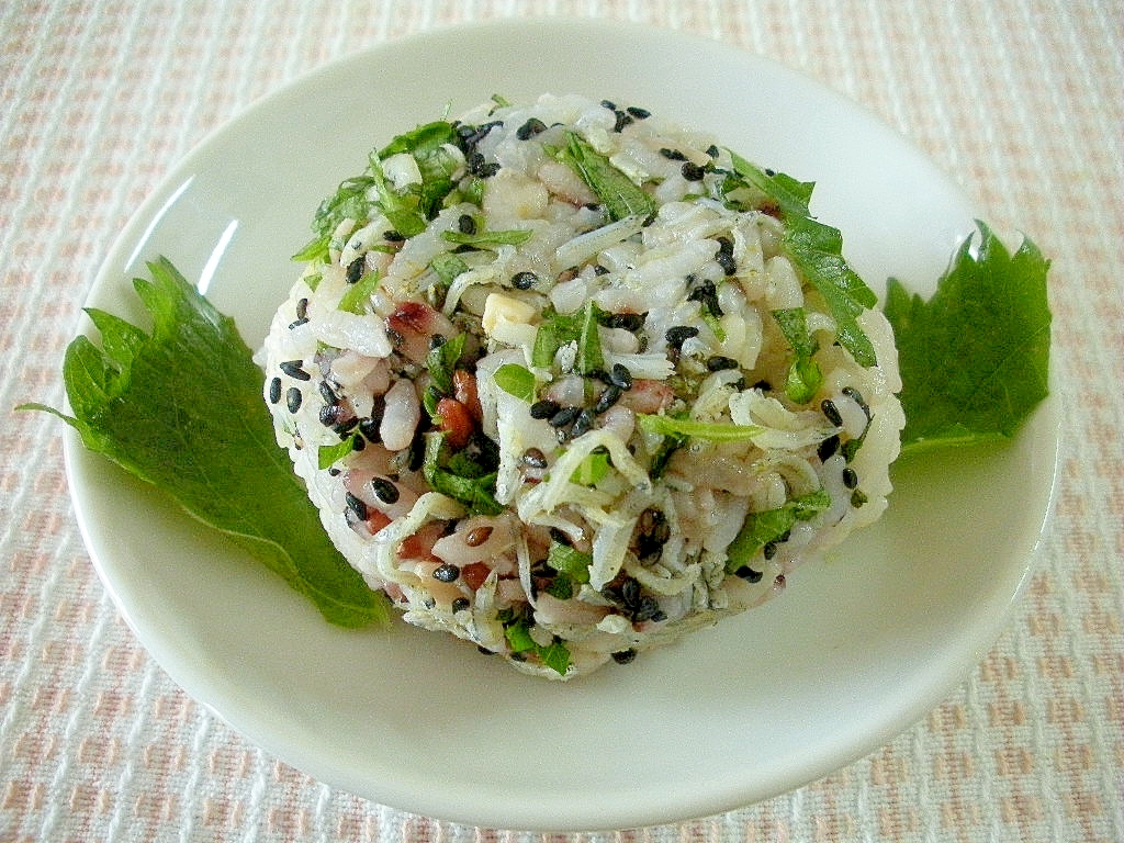 プチプチごまが美味！しらすと大葉の中華風おにぎり♪