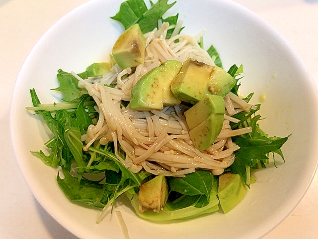 新鮮野菜で☆エノキとアボガドとキャベツのサラダ