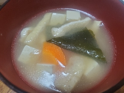 絹ごし豆腐と油揚げの味噌汁（昆布だし）