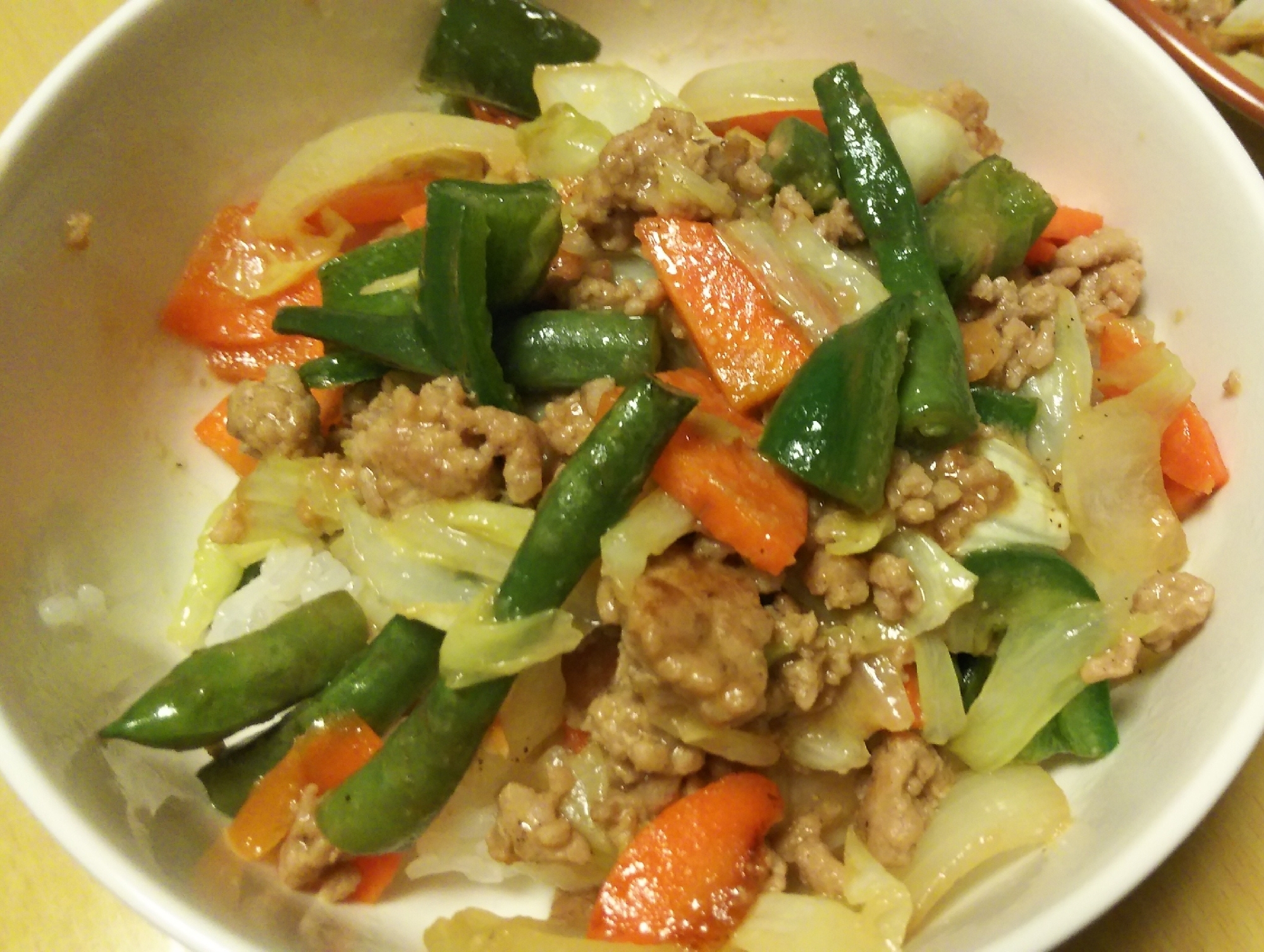 ひき肉とたっぷり野菜の味噌炒め丼