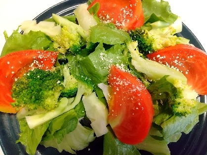 トマトブロッコリーレタスのサラダ