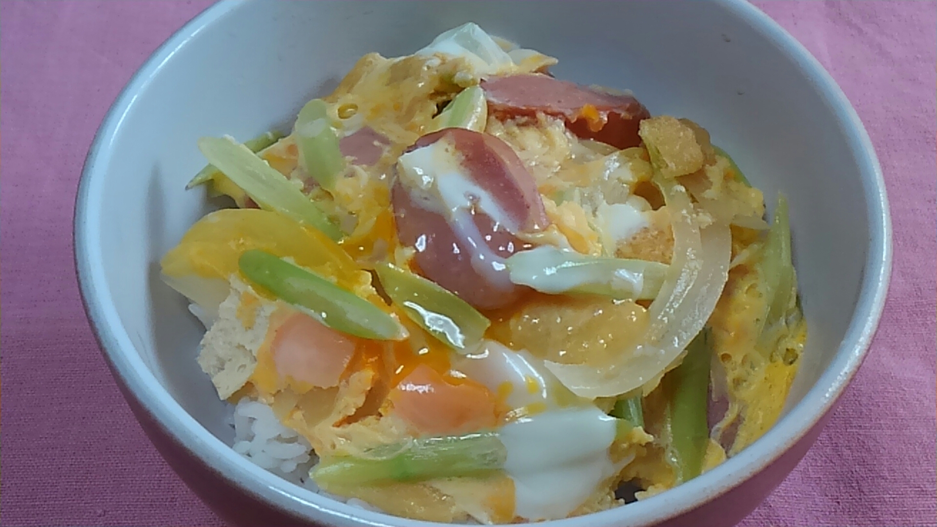 フランクフルトとアスパラと油揚げ入り玉子丼＊