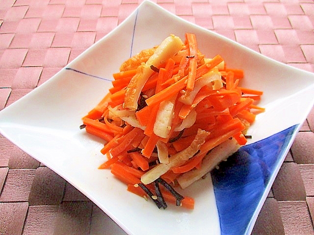 レンジで簡単♪にんじんとちくわの塩昆布和え