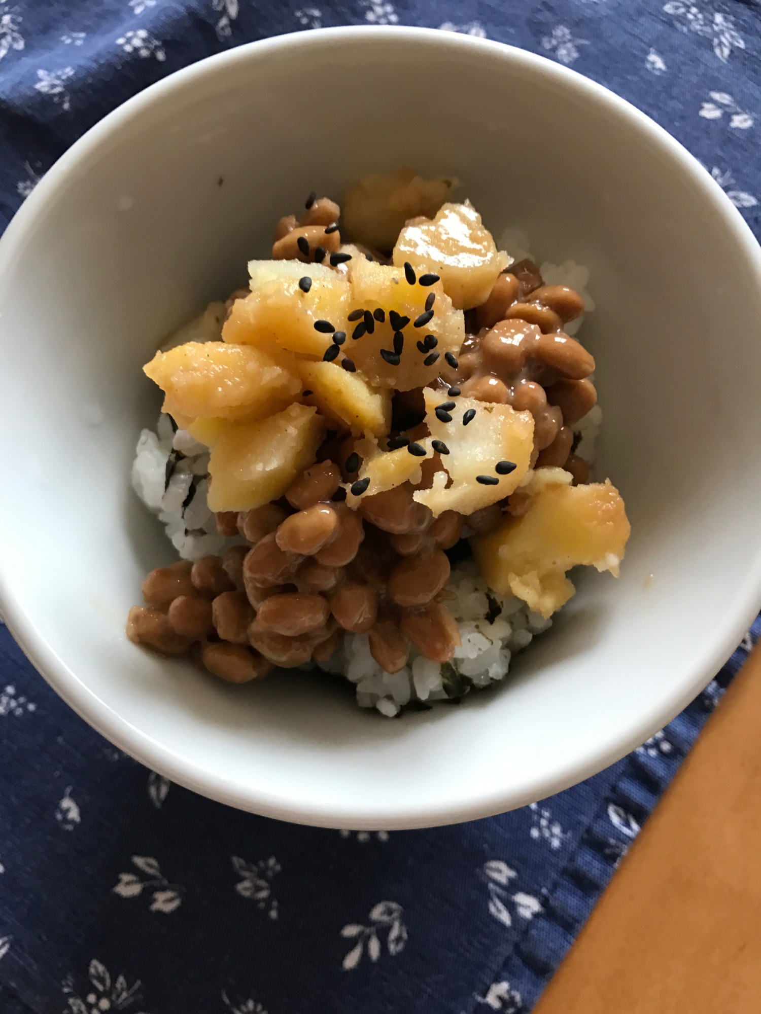 海苔ごはんでじゃがいもの煮物入り納豆ごはん