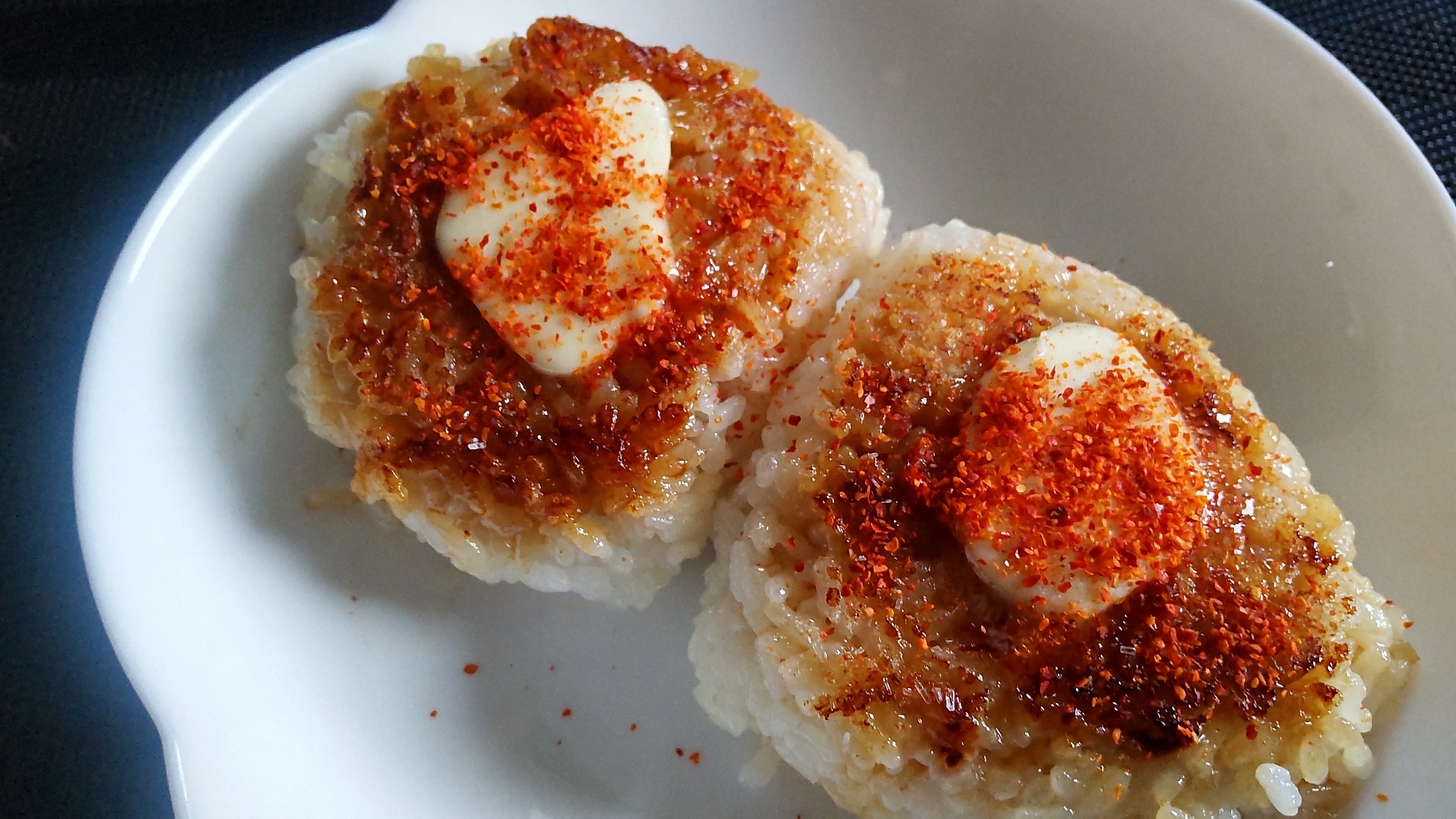 バターと一味唐辛子で　超簡単〜焼きおにぎり