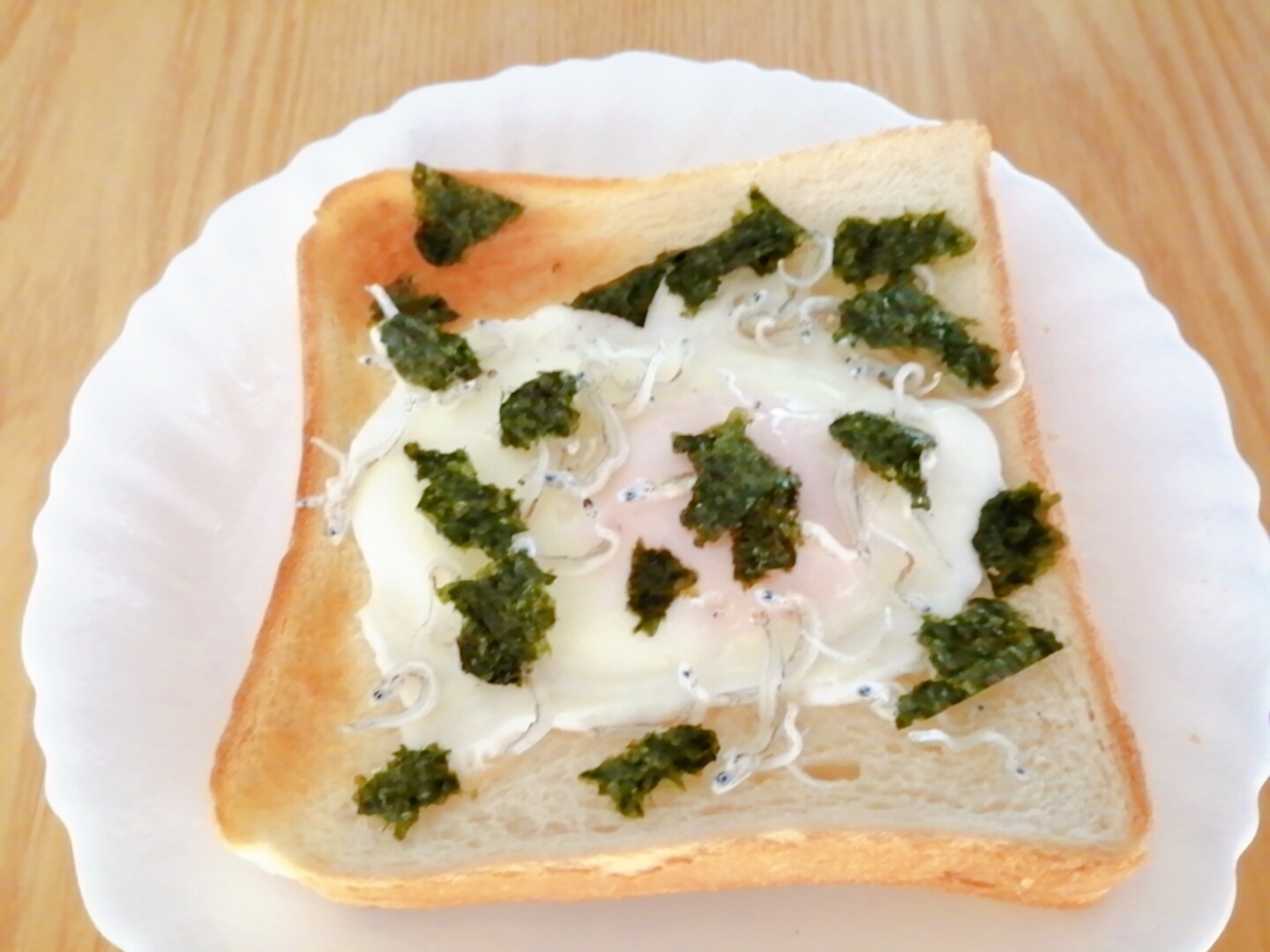 目玉焼きとちりめんじゃこと海苔のトースト