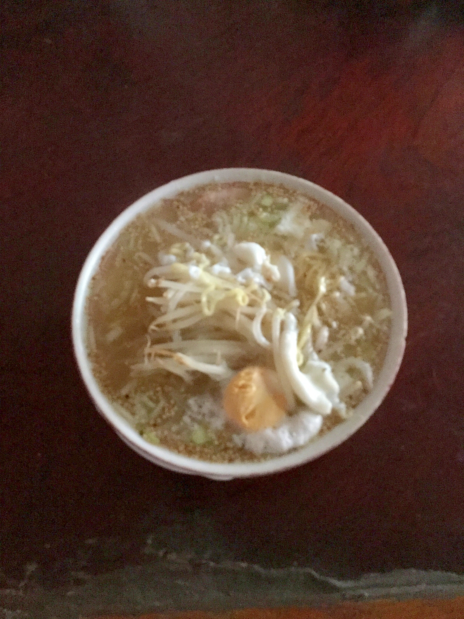 卵ともやしのコーレーグースー塩ラーメン。