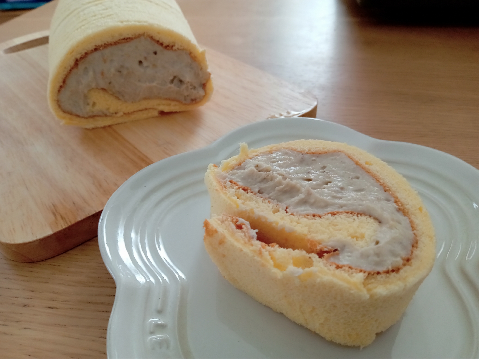 白い皿にひと切れ切り分けられた和栗のロールケーキ