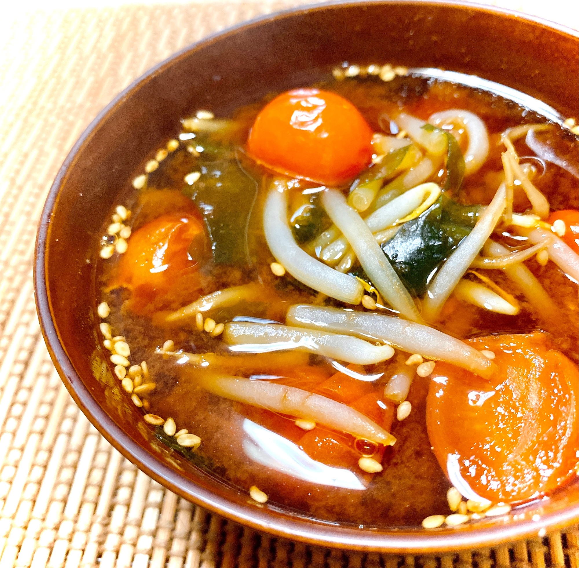 トマトともやしの中華風味噌スープ