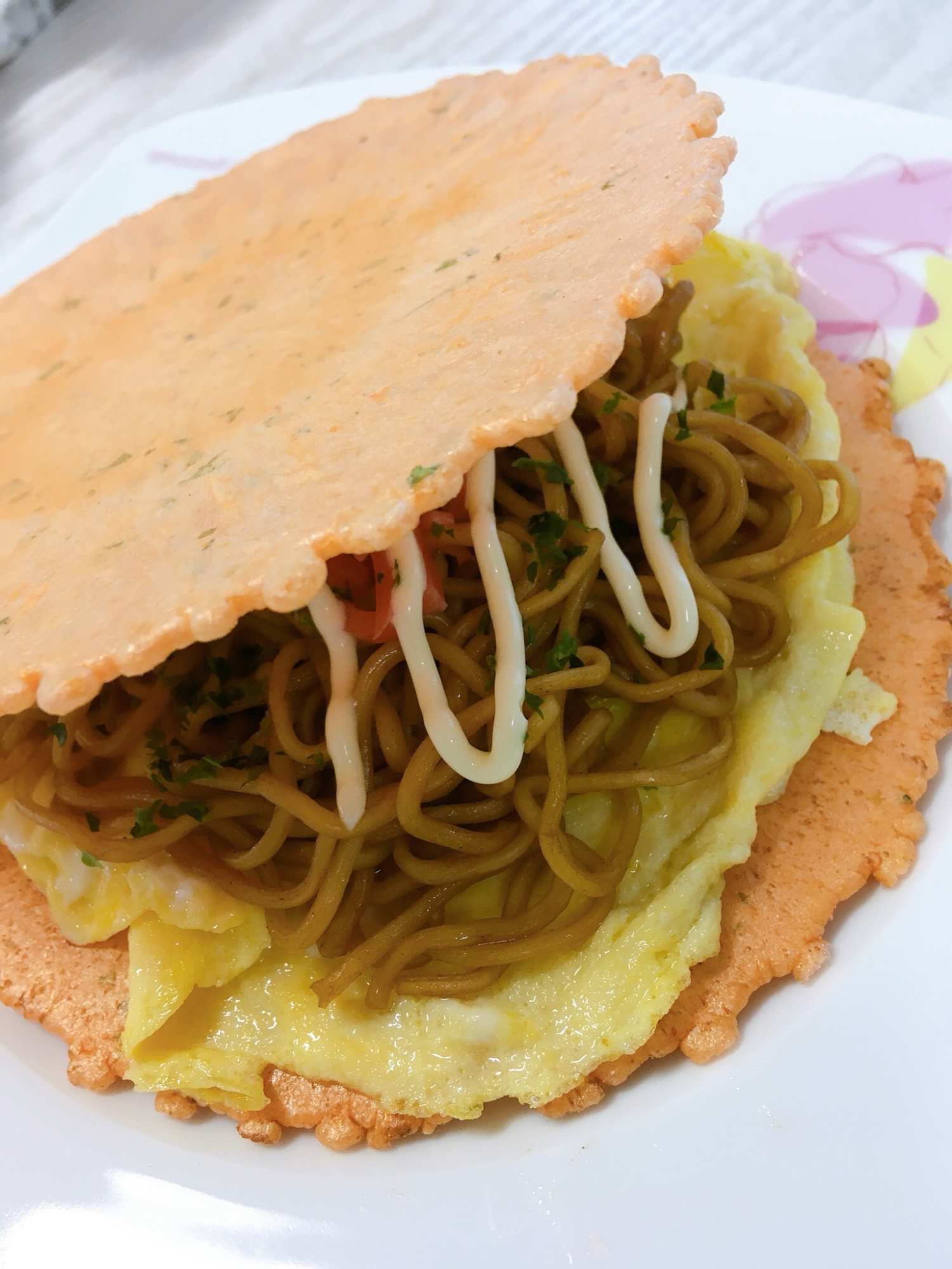 焼きそばをサンドした昔懐かしのえびせん
