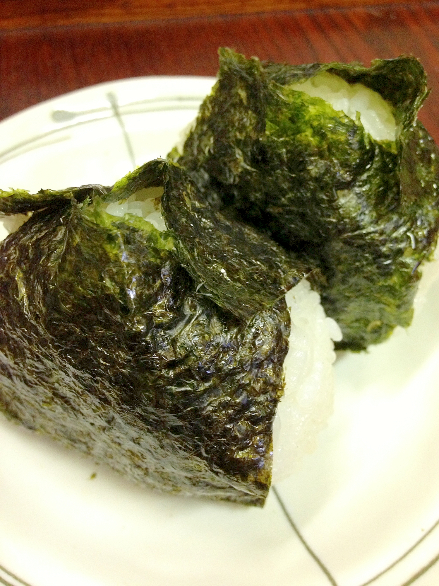 コンビニふうおむすび、海苔もパリっと切れる！