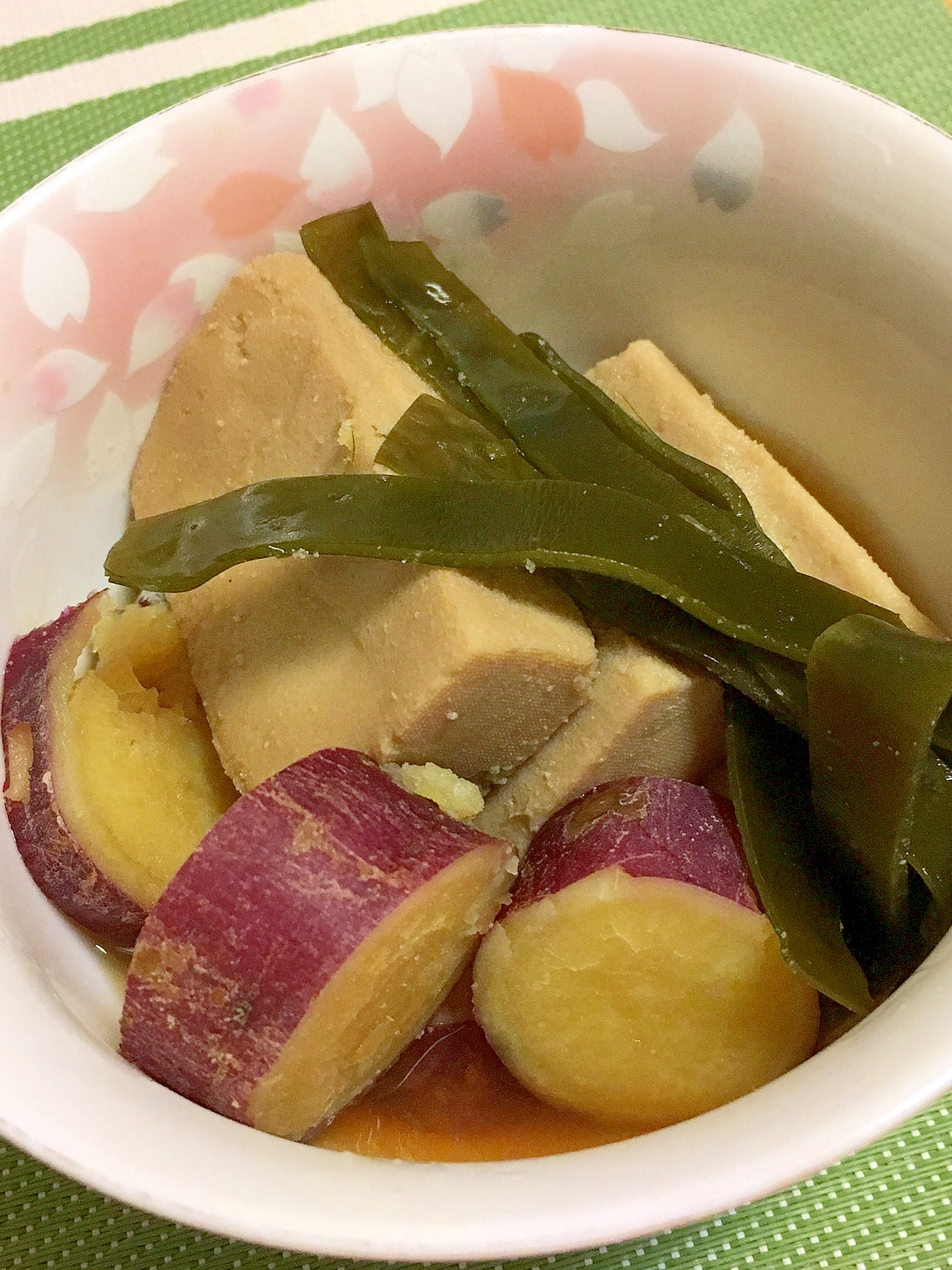 汁ごと楽しむ高野豆腐とサツマイモの煮物