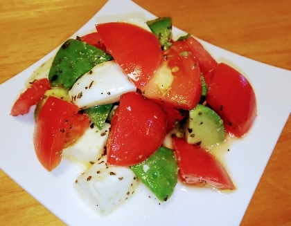 アボガド・モッツァレラチーズ・トマト・バジルサラダ